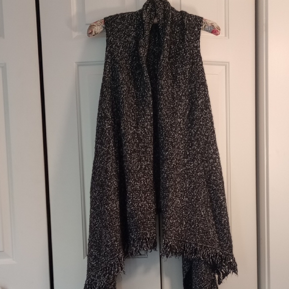 A.n.a Black and White Knit Sweater Vest Size L